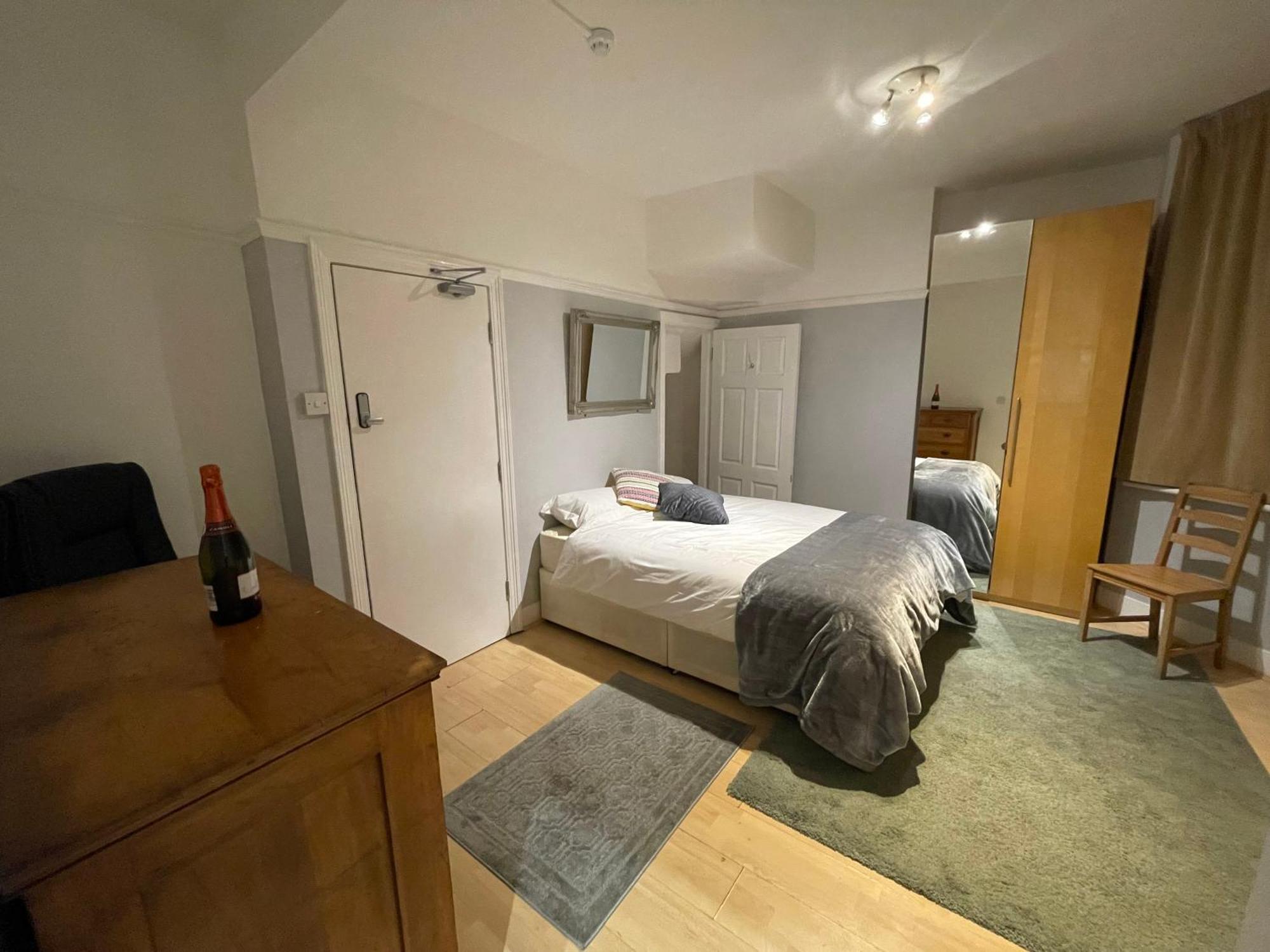 Room With Private Bathroom And Shared Kitchen London Exterior photo